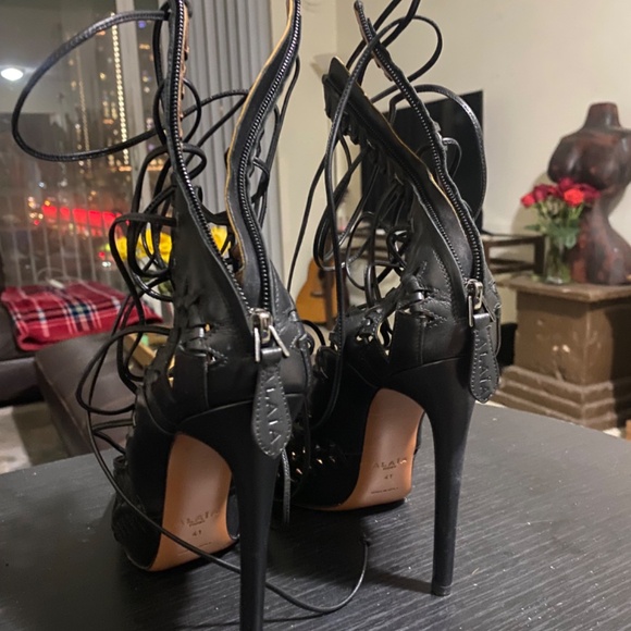 SUPER RARE ALAÏA Woven cut-out lace up sandals - Picture 9 of 12